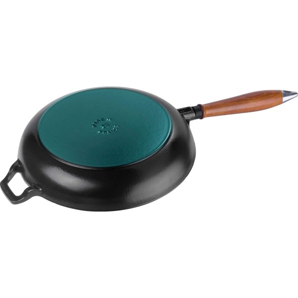 Patelnia żeliwna, STAUB 24 cm z drewnianym uchwytem — do smażenia i serwowania
