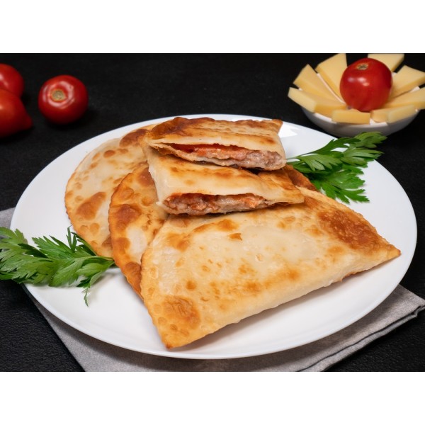 Czebureki z wieprzowiną, serem i pomidorami 600g